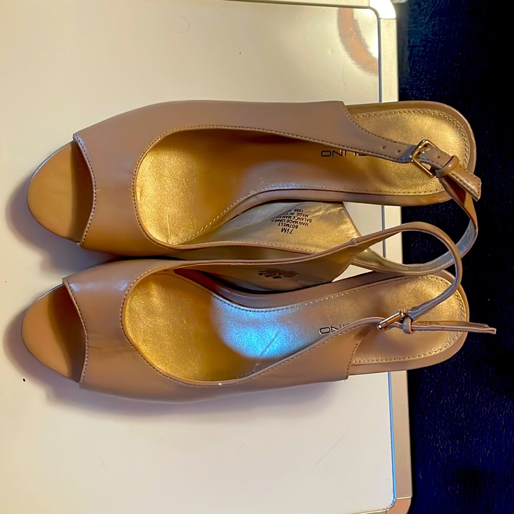 Bandolino 7.5M Taupe Peep Toe Platform Pump